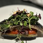 malca - 北海道産秋刀魚 ナスとトマトのオーブン焼き 梨とハーブのサラダ 肝のソース