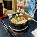 牛銀本店 - 野菜を焼く図