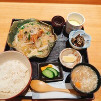 丸新 - 盛りだくさんの定食です！実はお店の従業員さんのオススメなんです^_^だから間違いないって確信して注文しました☆