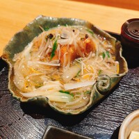 丸新 - 中央にこんもりとした白身フライと野菜あんには玉ねぎ人参ネギえのきしめじモロヘイヤ（たぶん^_^;）などなどたっぷり　お腹いっぱいになりますよ～