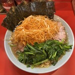 横浜家系ラーメン 黄金家 鴨居店 - 中チャーシュー麺、TPのり、辛ネギ、生ほうれん草