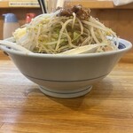 自家製麺223 - ヤサイちょいマシ、ニンニク、アブラのサイドビュー