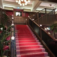 THE CONDER HOUSE - 入店すると目に飛び込んでくる印象的な階段、階段で写真撮ってる方もいらっしゃいました。
