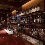 バー・シャモニー - オーセンティックなバックバー。カクテルの街・宇都宮に相応しい超ロングなカウンター。