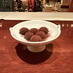 バー・シャモニー - オススメされたラフロイグ漬けにした自家製の生チョコ◝(⑅•ᴗ•⑅)◜..°♡美味しかった！