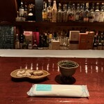 バー・シャモニー - 美しいチェリーウッドのバーカウンターが重厚感。