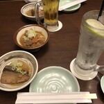 庄や - 南国レモンサワー、お通しの鰤大根、煮込み