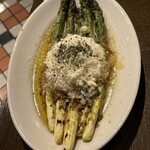 3rd. BAR&GRILL RESTAURANT - アスパラ。長くて食べにくいかなと思ったけど、これはスタッフさんが細かくカットしてくださいます。気配り有難い〜。