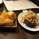 3rd. BAR&GRILL RESTAURANT - パンとポテト。ポテトの味付けが好みにピッタリで嬉しい。