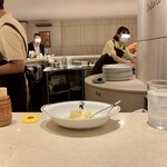 インデアンカレー - 清潔で明るい店内