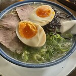 博多ラーメン しばらく 日本橋店 - 名物博多ラーメン（玉子サービス）