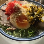 博多ラーメン しばらく 日本橋店 - 高菜とすりゴマ紅生姜をどっさりかけて（笑）