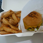 エスビーダイナー コウベ - テイクアウトはポテトとバーガーのセット
