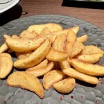 せせらぎを聴きながら 品川駅前店 - アンチョビガーリックとカレー風味のポテト！ビールに合う