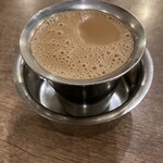 ナンディニ - 登場時点のチャイ。セルフですね、スチャ、、。火がつきました。