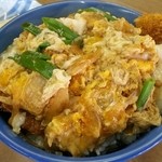 玉子を惜しみなく使用し玉ねぎと青ねぎを身に纏った半熟加減抜群の具材は後乗せタイプ！ なのでカツの衣はサクサク♪