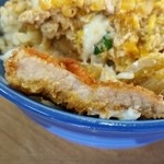 肉厚は１センチ弱で厚みはありませんがサクサクの衣に纏われた肉は旨味があって信頼できるお肉を使ってますね^^