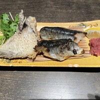 小野の離れ 博多本店 - 本日の鮮魚の塩焼きと鯛の唐揚げ