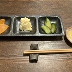 あげづき - 先付け的な感じです　これをつつきながら揚がるのを待ちます　仕事がなければビールと行きたいところ