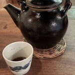 三城 - 蕎麦湯。急須が特大。