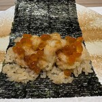 寿司と日本料理 新宿 よねがみ - 海老といくらの巻物