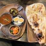 スパイス研究所MAD CHEFs - マトンカレー3辛　アルアチャ、たまご、クチュンパー　3人全く同じチョイスww  970円٩( 'ω' )و