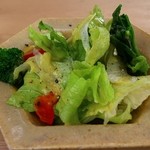 Kuwa Monpe - セットのサラダ