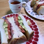 パリクロアッサン - 料理写真:パストラミとトマトとアボカドでサンドイッチ、レモン絞ったよ