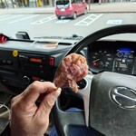 森本工房 - パキッとした皮の感じまではないけれど
食感はプリッとしていて

肉の旨味はシッカリあり美味しい

けれど焼き置きの為、他の方が書いている様な
肉汁が溢れる感じは全く無い

本来はもっと美味しいのだろう