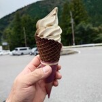 森本工房 - ●ほうじ茶ソフト（ミックス）500円
ほうじ茶の苦味とソフトクリームの甘み
後味にほうじ茶のサッパリ感が残る

組み合わされるのは

サッパリとしたミルク濃度で
普通な美味しさのバニラアイス