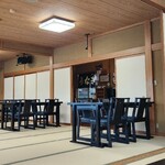 あらやま - 靴は脱ぎます。個室ではありませんが１階にテーブル席6卓と座敷3卓