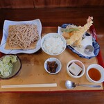 そば処 鉄嶺峠 - 料理写真:定食は1品しか無い

●もりそば定食　1,900円

のボタンをポチッてみた

この定食がまだ1,500円程度なら妥当かと思えるけれど
1,900円もすると、かなりボッ●クリ価格に思える（笑）