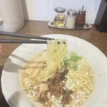 麺らいけん - 麺は薄めのちぢれ麺　具はメンマ、三つ葉、刻みネギ、角切り焼豚