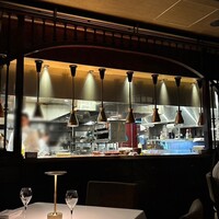 THE KAWABUN NAGOYA - 暗い店内、明るい厨房はまるでステージのよう。みなさん真剣に料理に取り組まれていて無駄がなくドラマを見ているように見入ってしまった