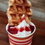 BEN BEN CAFE ＤＣＭ盛南店 - クロッフルソフト280円(いちごを選択