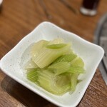 炭火焼肉 牛和鹿 - さっぱりしたくて、セロリの浅漬け。こちらもお味はよかった。倍量頼んでもオッケー。