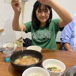 炭火焼肉 牛和鹿 - ちびすけがとりわけ担当。頑張ってくれました。自分の麺を1番多くしていました。