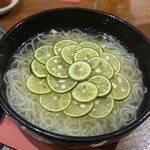 炭火焼肉 牛和鹿 - すだち冷麺！これはびっくりする位。出汁の効いたスープがまろやかで、酸味とのバランスが見事。パパが絶賛。