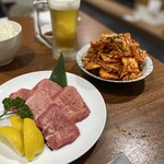 炭火焼肉 牛和鹿 本店 - 数量限定和牛生タンと生キムチ