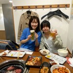 炭火焼肉 牛和鹿 - 誕生日おめでとうじゃぁ。テーブル広くてありがたい。でっかいリュックを置いても、全然狭くない。