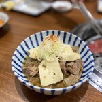 炭火焼肉 牛和鹿 - 和牛のすじ煮込み　お肉たっぷりで、澄み切った出汁が最高においしいです。880円。絶対食べたほうがいい