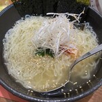 炭火焼肉 牛和鹿 - 普通の冷麺もおいしかった。取っておいた生キムチを入れて食べました。口がさっぱり。