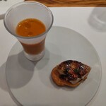 エチョラ - ガスパチョと濃厚なヤギのチーズのピンチョス