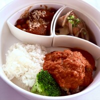 東京會舘 銀座スカイラウンジ - ビーフストロガノフ、ラムと豆煮込み、鮭ムニエルきのこソース