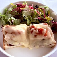 東京會舘 銀座スカイラウンジ - ポークとセミドライトマトのアンチョビオリーブトースト、サラダ