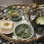 Sake Sakana Shunsai Rikari - 前菜盛り合わせ
                        　チーズ豆腐・鮟鱇の共和え・ツブ貝・岩モズク・ワラビ