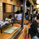 ラーメン　將陽 - ラーメン屋なのに座敷のテーブル席があって、大勢のお客さんがお喋りしながら食べてる店内