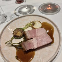 l'intemporel - 幻霜ポークロース肉のロースト　そのジュのソース
                      付け合わせ:ピーマンにポークロースをリエットにして詰めてチーズをかけて焼いたもの。これ美味しい！