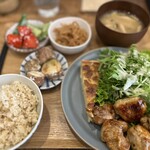 カフェ ミッケ - 今週の日替わり定食
（土鍋ご飯、チキン照り焼き、お味噌汁、キッシュ、無農薬サラダ、切り干し大根などなど）
1500円