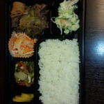 ポポット - 本日のメニューは牛肉たっぷりのすき焼き。ポテトサラダ。鶏とセロリ、白菜のあんとじ。柿なます。柿が少し柔らかめで絶妙なバランス！(o´∀`)bあと沢庵！以上、今日も18品目～！おいしかった～☆